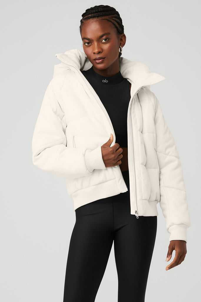 Bunda Puffer Alo Yoga Faux Læder Boss Puffer Bílé | ABIVFDK-29