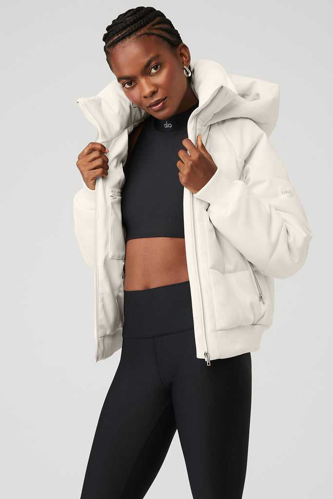 Bunda Puffer Alo Yoga Faux Læder Boss Puffer Bílé | ABIVFDK-29