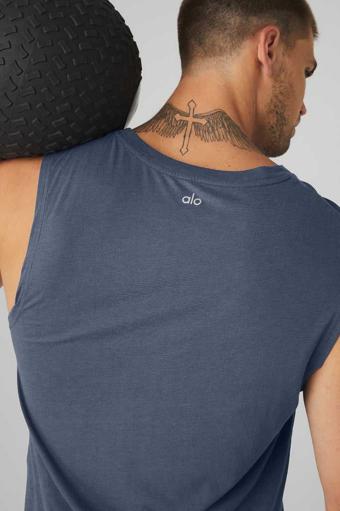 Tílko Alo Yoga The Triumph Muscle Tmavě Blankyt Blankyt | BIJKQMN-87