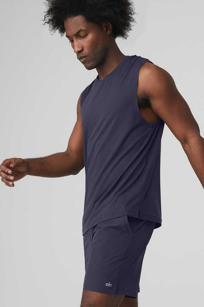 Tílko Alo Yoga The Triumph Muscle Tmavě Blankyt | MXTPINV-61
