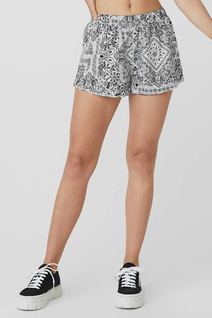 Šortky Alo Yoga Bandana Stride Bílé | KJBNVDR-70