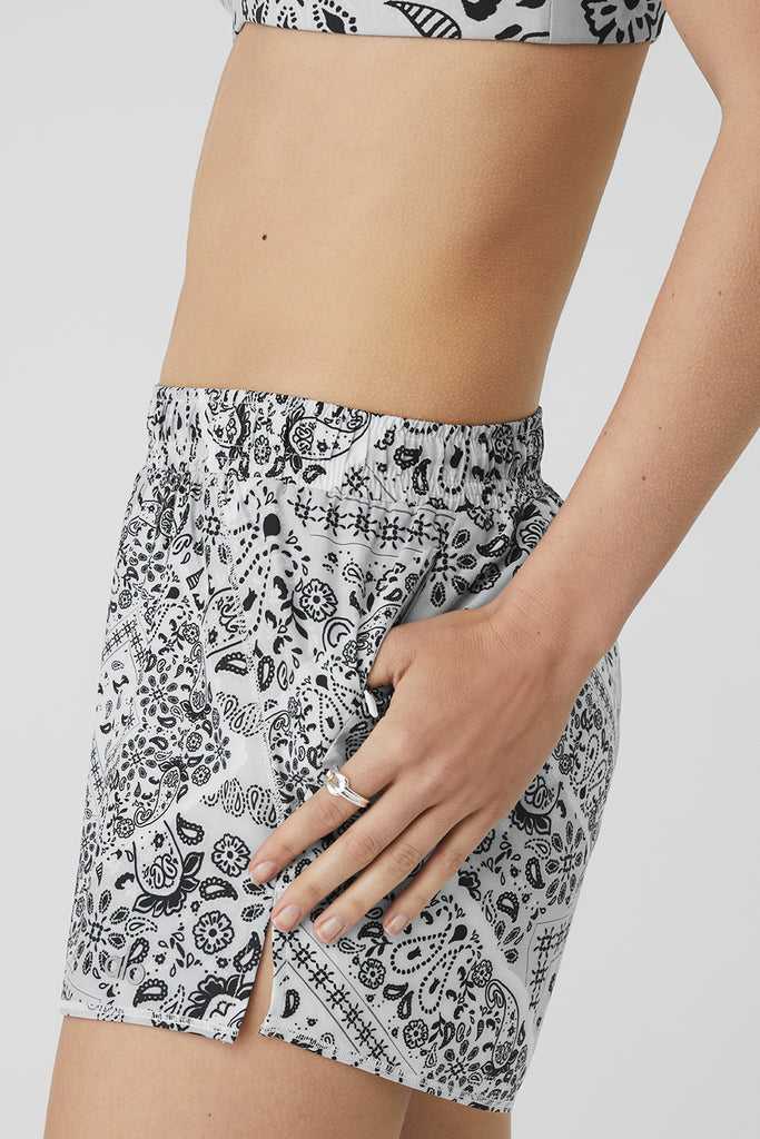 Šortky Alo Yoga Bandana Stride Bílé | KJBNVDR-70